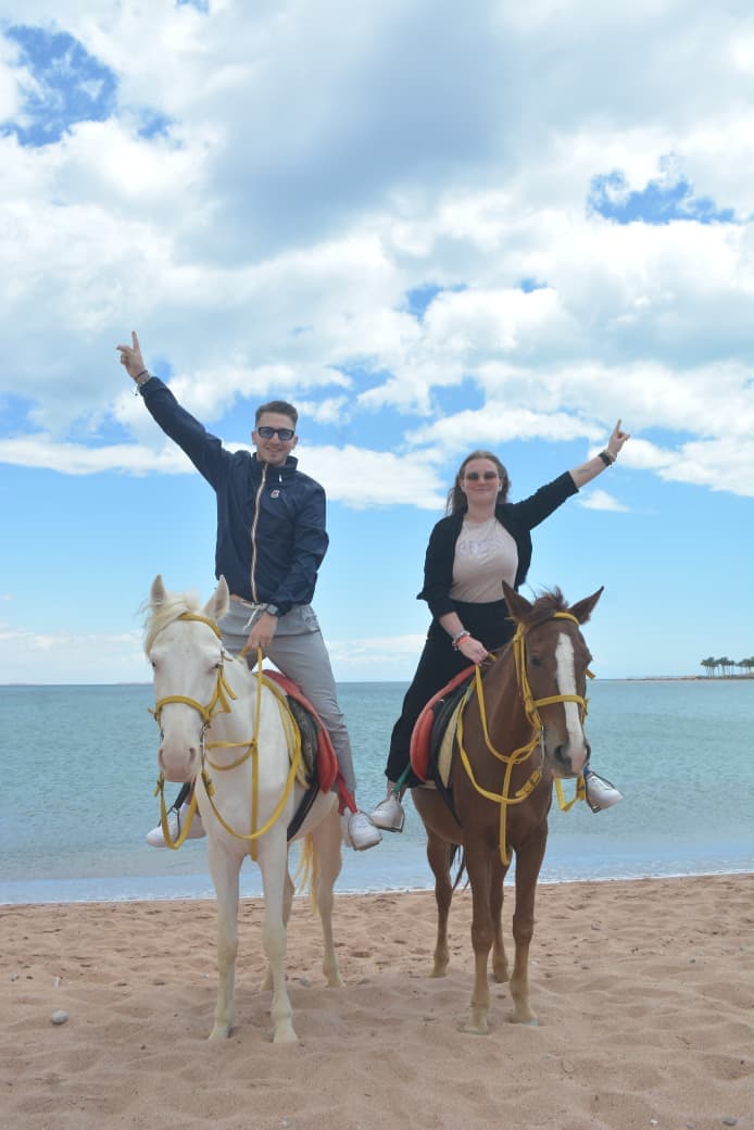 Passeggiata a Cavallo: Libertà tra Deserto e Mare